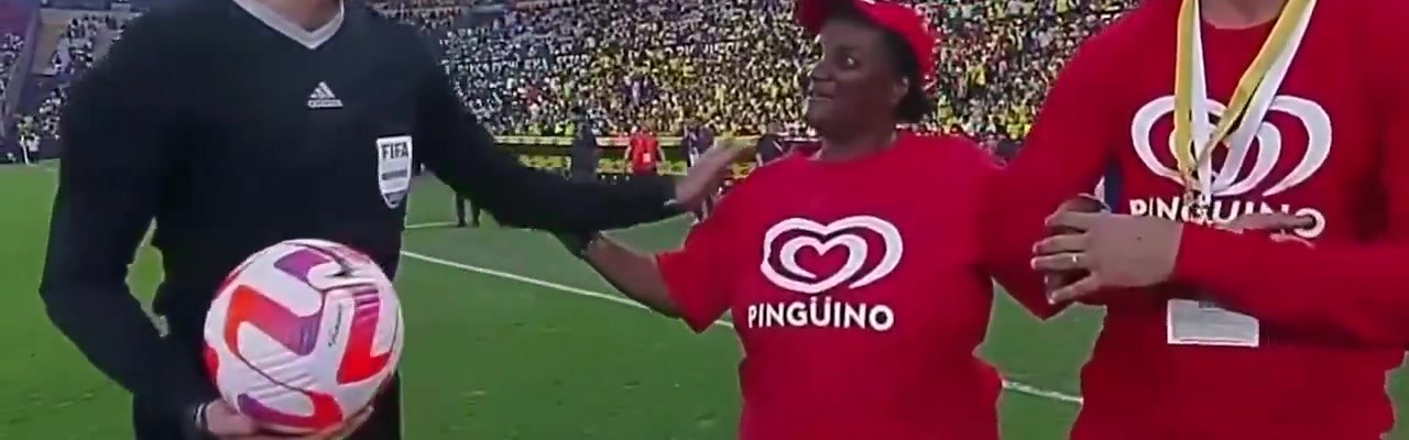 英雄联盟积分排名-感动！😭凯塞多妈妈为厄瓜多尔比赛送球，球员跑向妈妈深情拥抱