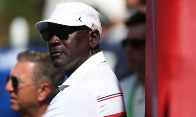 英雄联盟积分排名-天价！乔丹首张体育画报封面拍出22.9万美元，创杂志收藏纪录|迈克尔|迈克尔·乔丹|nba|评级|大学_新浪新闻