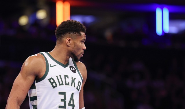 电竞战绩-字母哥：努力拼搏&amp;以正确方式比赛&amp;打无私的篮球 我们都没有做到