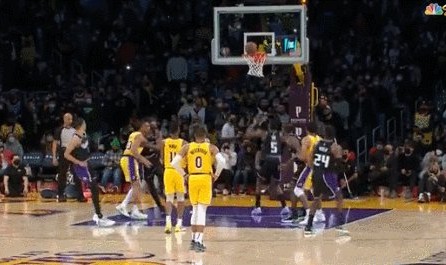 英雄联盟积分排名-国王对阵湖人遭遇系统局？福克斯贪小便宜吃了大亏