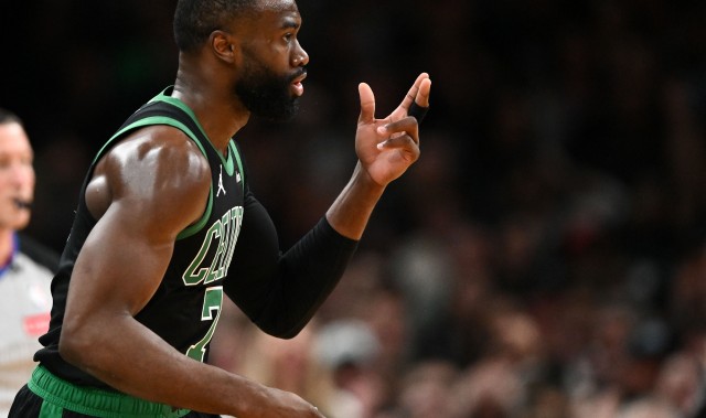 LOL Worlds 积分榜-稳定输出！杰伦·布朗半场13中5拿下17分4板3助1断 次节10分