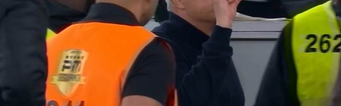 英雄联盟积分排名-穆里尼奥踢翻水瓶被罚下，球场最后时刻炸锅了|何塞·穆里尼奥|本菲卡|红牌|本菲卡足球俱乐部|国家德比_新浪体育_新浪新闻