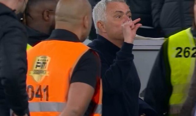 英雄联盟积分排名-穆里尼奥踢翻水瓶被罚下，球场最后时刻炸锅了|何塞·穆里尼奥|本菲卡|红牌|本菲卡足球俱乐部|国家德比_新浪体育_新浪新闻