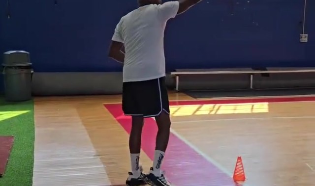 LOL Worlds 积分榜-开拓者官博更新克林根休赛期动态：携手敏捷后卫精进脚步技术