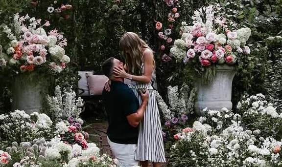 电竞战绩-祝福！泰勒·斯威夫特社媒晒照，正式宣布与男友凯尔希订婚